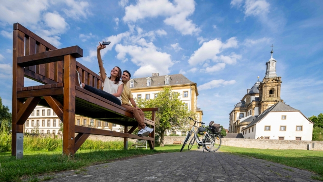 Die Riesenbank vor dem Mauritiusgymnasium in Büren ©Teutoburger Wald Tourismus, P. Gawandtka